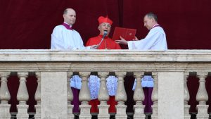 Nuovo_papa_Leone_XIV_salutato_