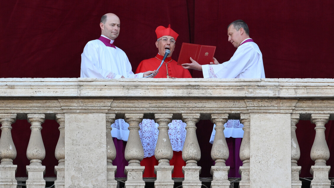 Nuovo_papa_Leone_XIV_salutato_