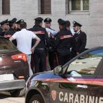 Omicidio di vasilica potincu a legnano, donna trovata morta in casa con coltello nella schiena