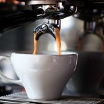 Orari migliori per bere il caffè senza rovinare il sonno: indicazioni scientifiche e consigli pratici