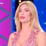 Paola caruso ha lasciato milano per vivere con il figlio sul lago maggiore