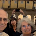 Papa Prevost torna a palazzo del sant’uffizio per un saluto inaspettato alla folla