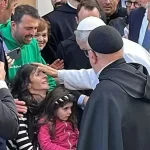 Papa leone XIV, il primo gesto che ha commosso i fedeli dopo l’elezione di robert francis prevost