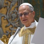 Papa leone xiv, il primo americano eletto a roma: parole, stile e continuità con papa francesco
