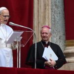 Papa leone xiv commenta la morte di papa francesco e il tradizionale percorso verso il conclave