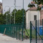 Parco papa giovanni paolo ii, a milano tornano le cancellate sul lato della stazione vetra della metro 4