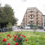 Piazza giovine italia a milano: tra storia, ambiente urbano e vita cittadina al centro della scena