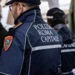 Polizia locale di roma scopre banco abusivo di frutta e verdura nel mercato di labaro con maxi multa