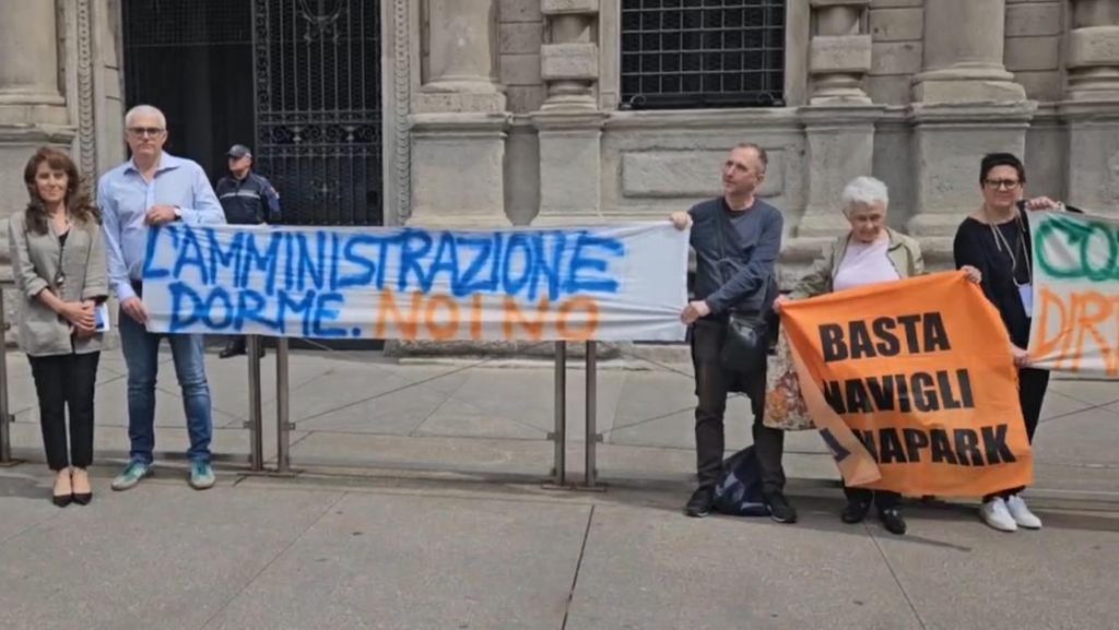 Protesta_contro_la_movida_rumo