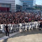 Protesta della curva sud davanti a casa milan dopo la stagione senza Europa: migliaia di tifosi in piazzale via aldo rossi