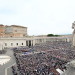Quasi centomila fedeli a san Pietro per il primo regina caeli di papa leone xiv, code ai controlli