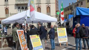 Raccolta_firme_per_chiedere_il