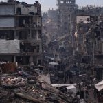 Raid notturni israeliani a Gaza causano oltre 60 vittime mentre crescono tensioni diplomatiche internazionale