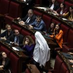 Riccardo Magi vestito da fantasma entra in aula durante il premier time con il premier Meloni