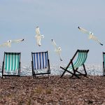 Rincari nei viaggi per l’estate 2025 in italia, i costi lievitano in tutta la penisola