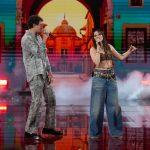 Sarah toscano presenta taki durante la finale di amici 24 con un duetto insieme a carl brave