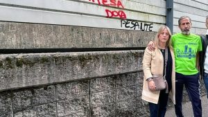 Scritto_%22giorgia_appesa%22_sui_m
