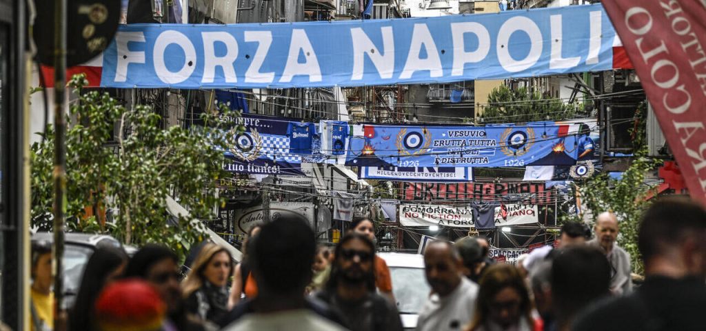 Tifo Napoli accoglie appello Conte, non c'è il 4 sulle bandiere