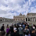 Sequestrato striscione con invito al mahdi durante il conclave a roma vicino a san pietro
