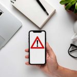 Ti ascolta davvero? Microfoni attivi e pubblicità sospette, come capire se il tuo telefono ti sta davvero ascoltando