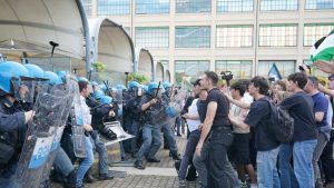 Tensione_fuori_dal_salone_del_