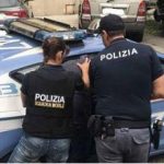 Tentano il furto con la tecnica del foglio di carta a milano, arrestati due stranieri