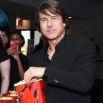 Tom cruise e il suo modo insolito di mangiare popcorn conquista il web durante la proiezione a Londra