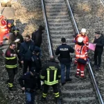 Tragedia sulla linea ferroviaria della costa orientale, uomo causa blocco traffico mattutino