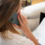 “Mamma, ho perso il telefono”: la truffa WhatsApp che svuota i conti