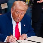 Trump firma un decreto per ridurre i prezzi dei farmaci negli Stati Uniti e allinearsi ai costi globali