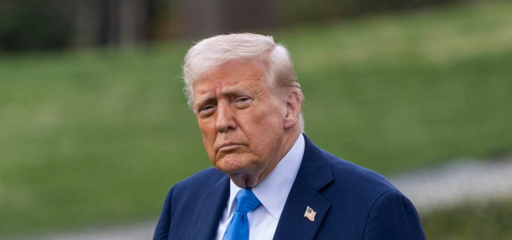Trump_valuta_un_allentamento_d