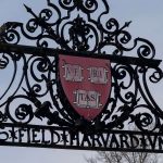Trump vieta a Harvard di iscrivere studenti stranieri: un duro colpo per l’università di Cambridge