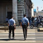 Turista americano rapinato e ricattato a piazza vittorio a roma, fermato il presunto aggressore
