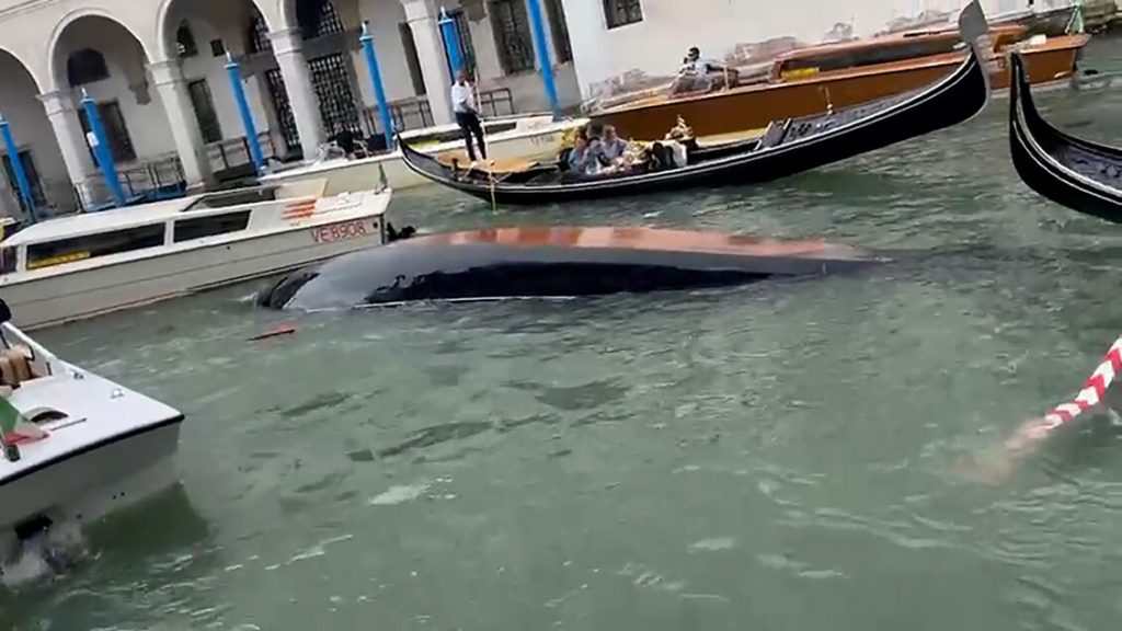 Turisti_provocano_il_ribaltame