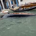 Turisti provocano il ribaltamento di una gondola sul canal grande a venezia durante un selfie
