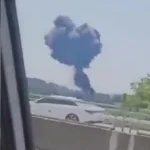 Un incidente aereo rompe la quiete di una mattina serena in valle con fumo visibile a chilometri di distanza