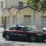 Un ladro ferito da un carabiniere dopo un’aggressione con coltello a cesenatico, ferita anche la proprietaria di casa