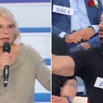 Un triangolo imbarazzante a uomini e donne: Maria De Filippi interviene per frenare le tensioni in studio
