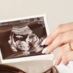 Una coppia di uomini e donne annuncia l’arrivo del secondo figlio e celebra la crescita della famiglia