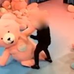 Una donna mascotte aggredita con un pugno durante la mostra art of play a roma