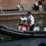 Uomo di 60 anni si getta nel naviglio grande a Milano: salvato in extremis e ricoverato in codice rosso