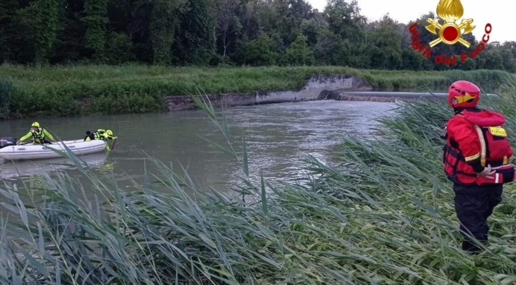 Uomo_si_tuffa_nel_torrente_cor