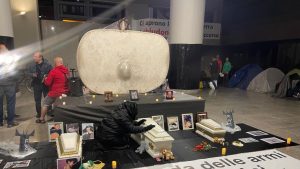 Veglia_funebre_e_proteste_a_ca
