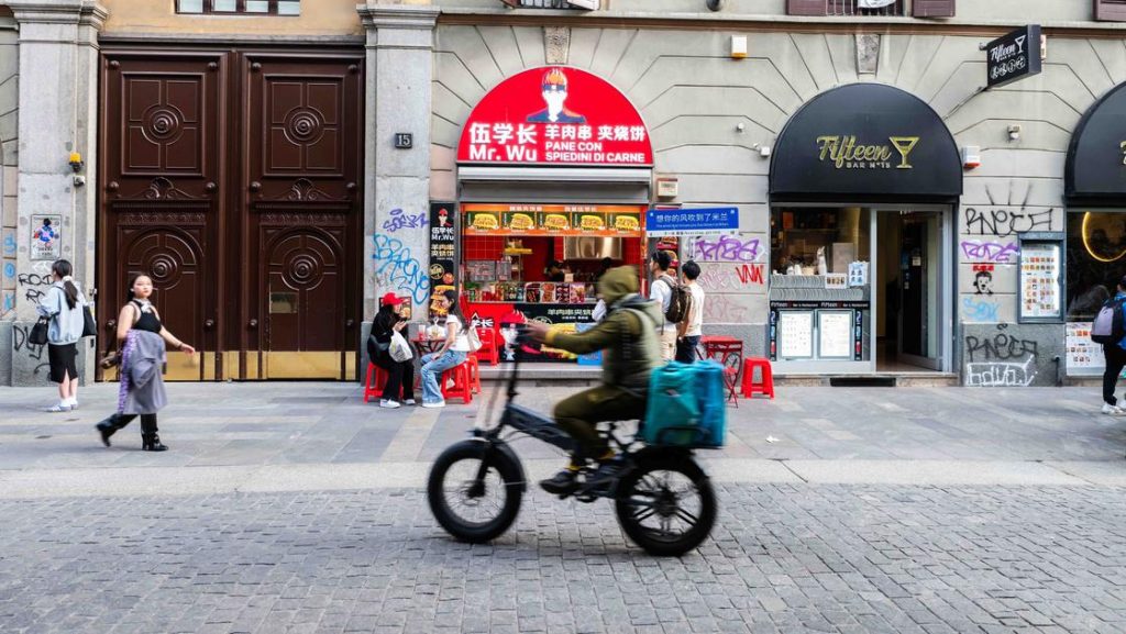 Via_Paolo_Sarpi_a_Milano_tra_t