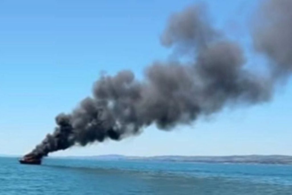 Yacht_di_11_metri_in_fiamme_vi