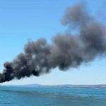 Yacht di 11 metri in fiamme vicino alla costa di Fano: interviene un gommone per il salvataggio