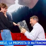il compagno di ilaria galassi la sorprende in diretta con la proposta di matrimonio emozionante