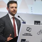indagine su massimo coppola: sindaco di sorrento accusato di appalti illeciti e scambi di denaro sospetti