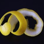 Il trucco naturale per profumare il frigo: ti serve solo un limone