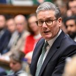 riforma immigrazione uk, starmer punta a tagliare 100mila ingressi e selezionare solo laureati